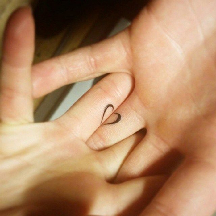 tetoválások párok számára, kis ujj tetoválás, amelyek kiegészítik egymást, a szív