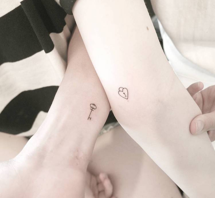 tetoválás pároknak, záraknak és kulcsoknak, szív motívum, kis kar tetoválás