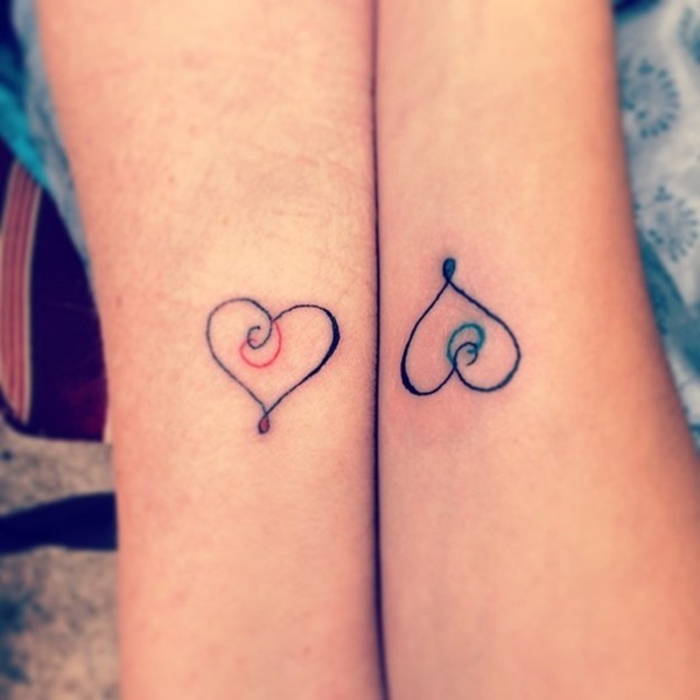 татуировки за двама, партньорски татуировки, доказателство за любов, малки сърца, синьо и червено