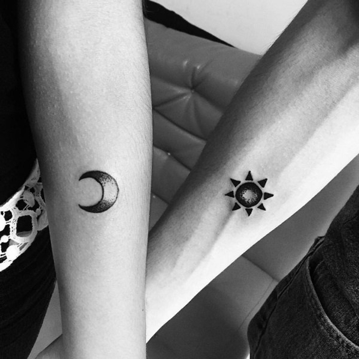 tetoválások kettő, amelyek kiegészítik egymást, hold és nap, kar tetoválás