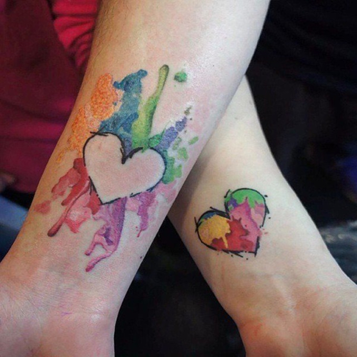tatuoinnit, jotka täydentävät toisiaan, värikkäät sydämet, tatuoinnit kahdelle, romanttinen