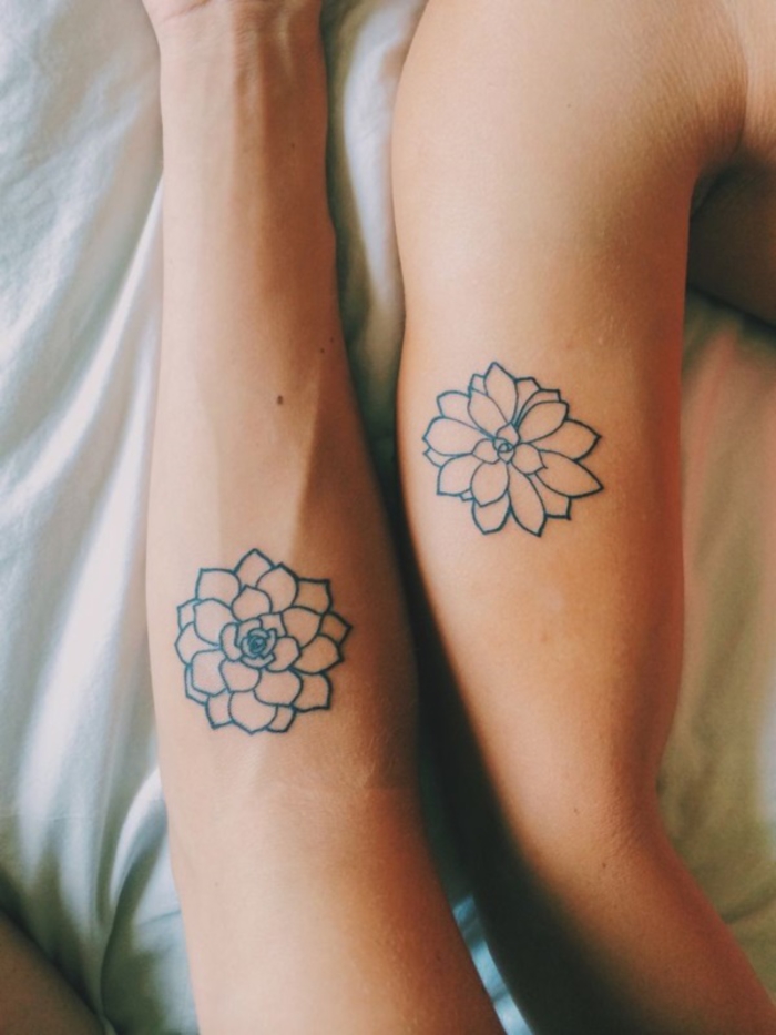 Двойка татуировки, флорални мотиви, татуировки, които се допълват взаимно, за нея и за него