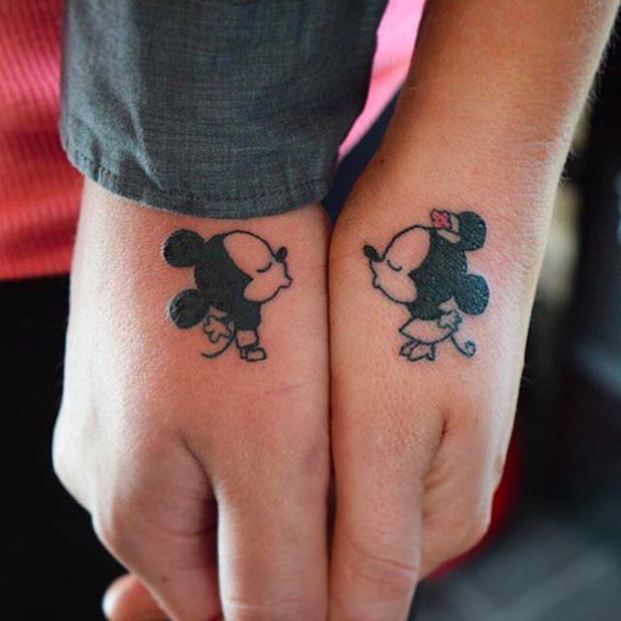 tetovaže za parove, disney motiv, mickey miš i minnie miš, poljubac