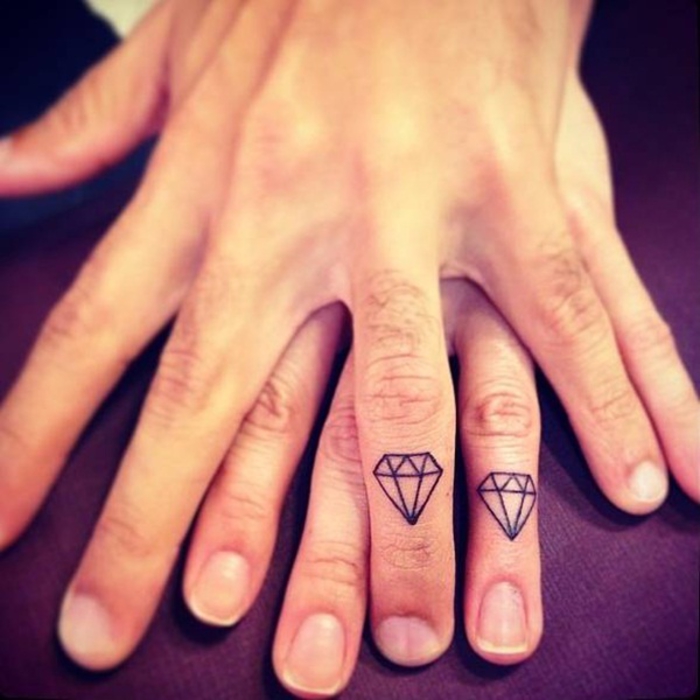 tetoválások a partnerek, kis ujj tetoválás, gyémánt, szép ötlet a házaspárok