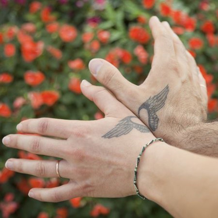 tetovaže za parove koji se međusobno nadopunjuju, srce s krilima, lijepo i romantično