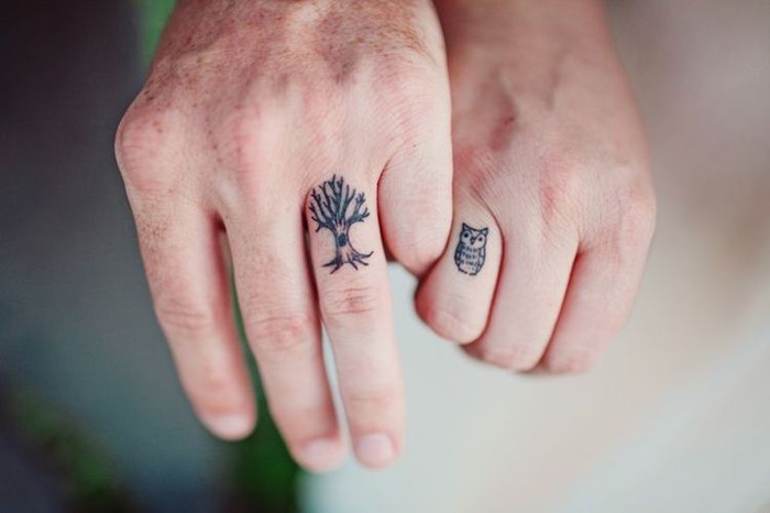tattos ideoita kahdelle, uhu ja puu, sormen tatuoinnit, pienet tatuoinnit pariskunnille
