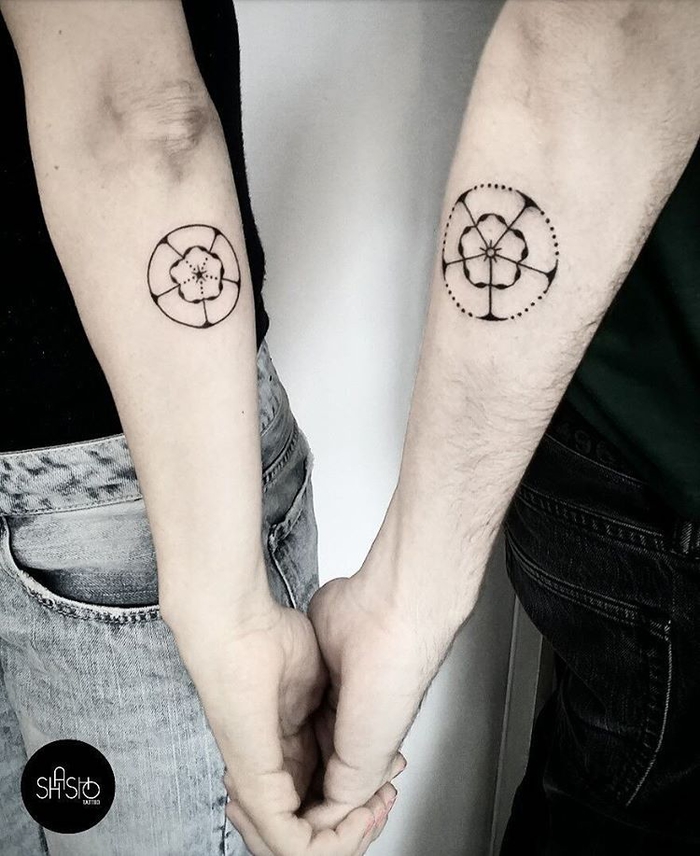 tetovaža ideje za partnere, apstraktne figure, ruke tetovaže za parove