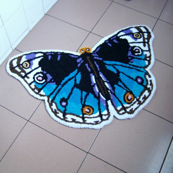tepih-leptira-plavo-boja - fotografija snimljena odozgo
