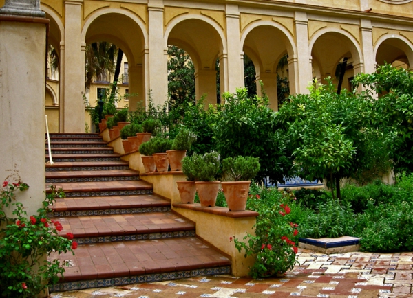 градински дизайн със стълбища от плочки и зелени растения