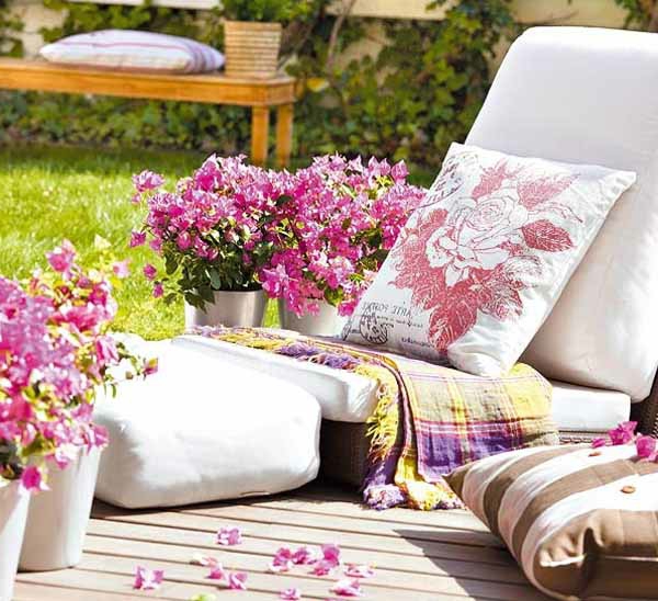 Ideja o vrtlarstvu - ležaljka i cvijeće u ružičastim nijansama