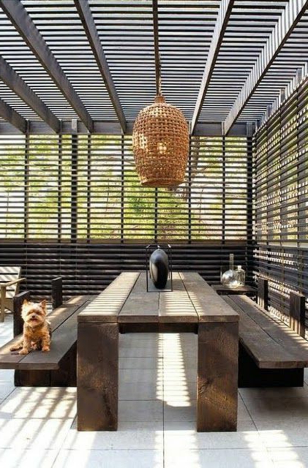 terraza dosel de madera-gran-modelo por mesa-y-moderno-araña