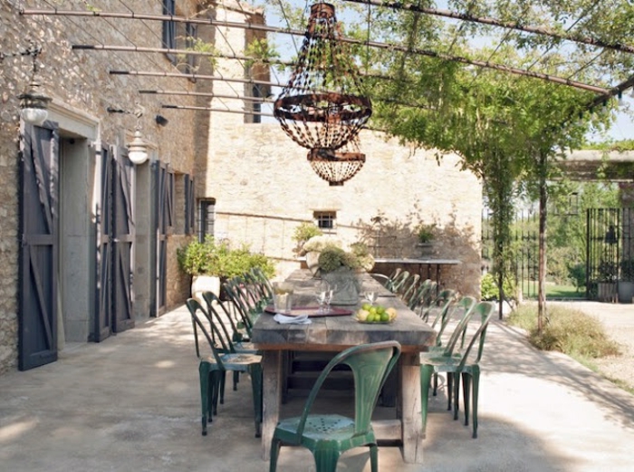 patio-súper-hermosa-mesa-con-sillas