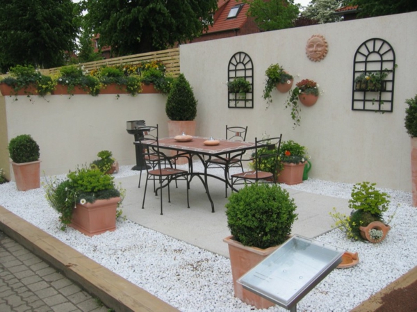 belle terrasse avec des plantes et des meubles créer