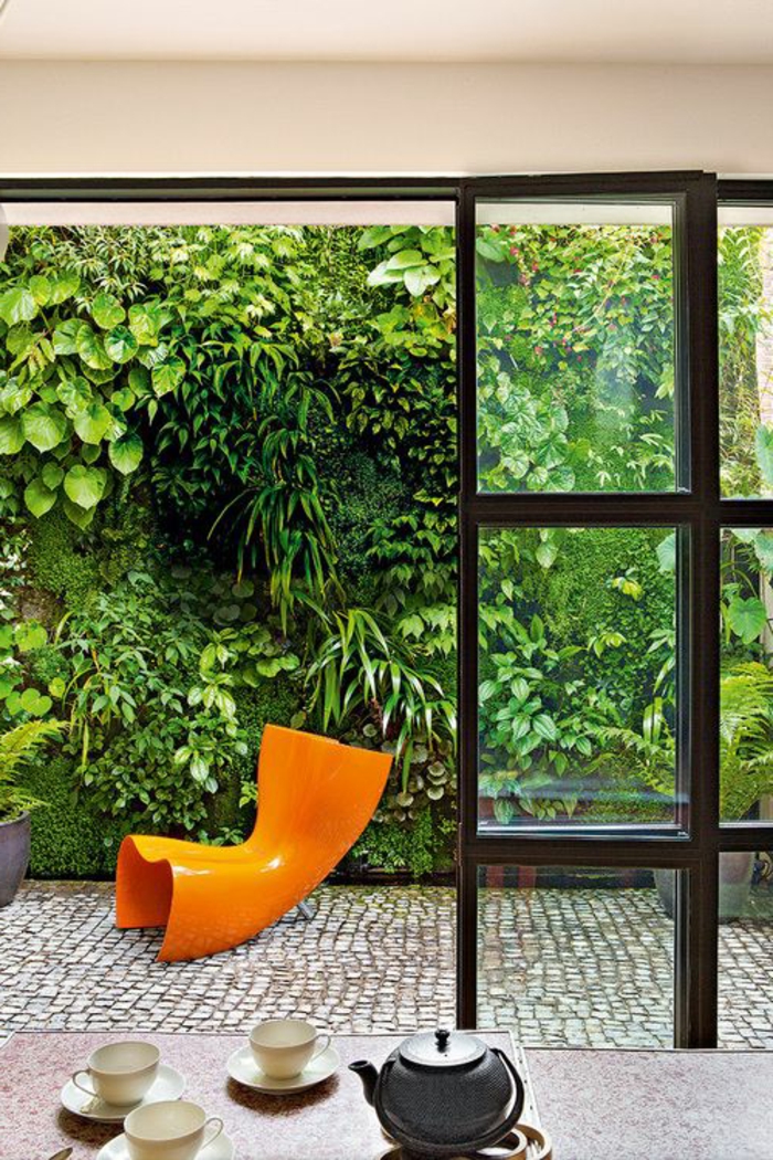 -terraza de la planta de piedra-naranja-silla y cristal paredes