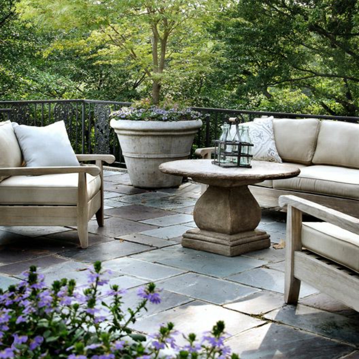 terasa kat-od-kamena-okrugli-stol za kavu-i-moderne-sofe