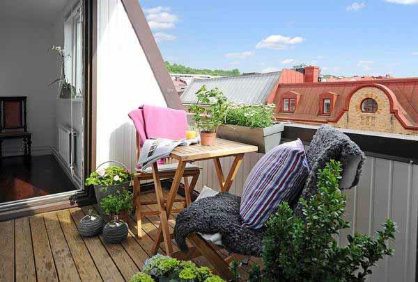drvena terasa s modernim dizajnom - zelene biljke i bacanje jastuka