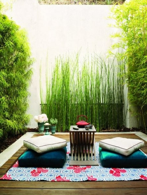 малка градина с екзотични възглавници на пода