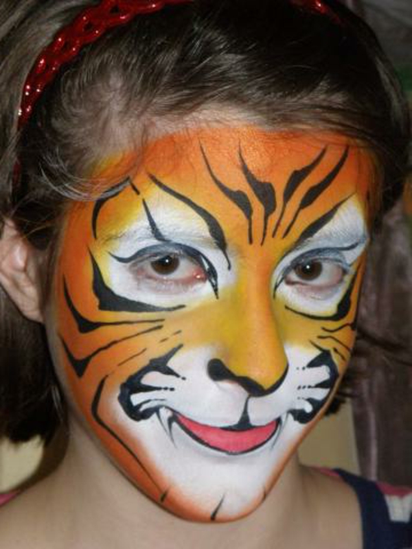 tigre-maquillaje-a-hermosa-máscara con chica