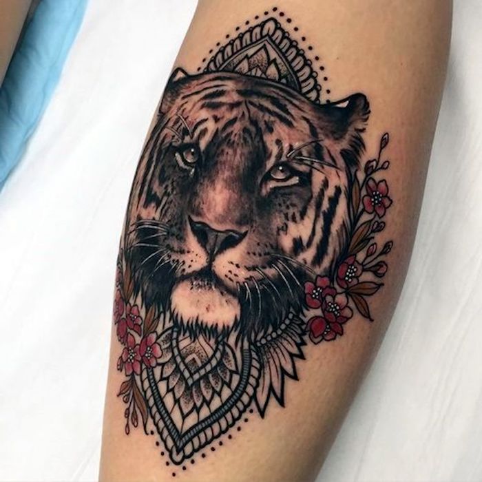 tigris fej tetoválás, piros virágok, fekete-fehér tetoválás