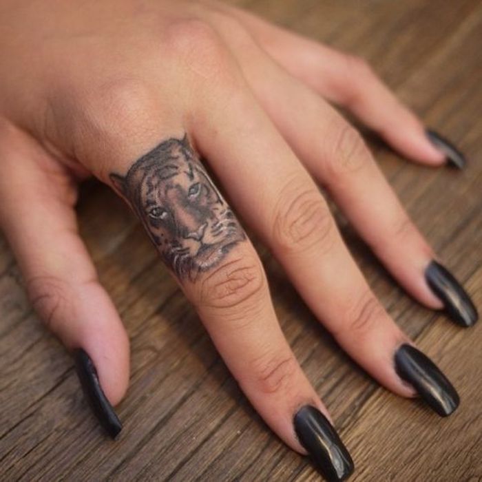 tigris fej tetoválás, hosszú fekete körmök, körömlakk, kéz-tetoválás, ujj tetoválás
