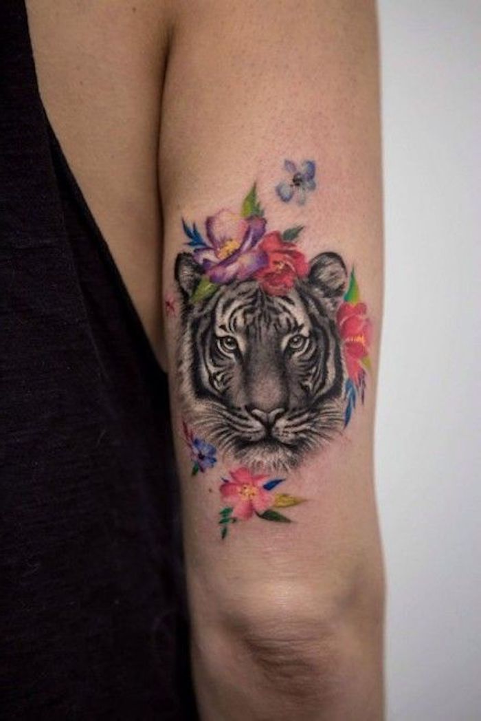 тигрови татуировки, татуирана горна част на ръката, цветни цветя, тигрова глава