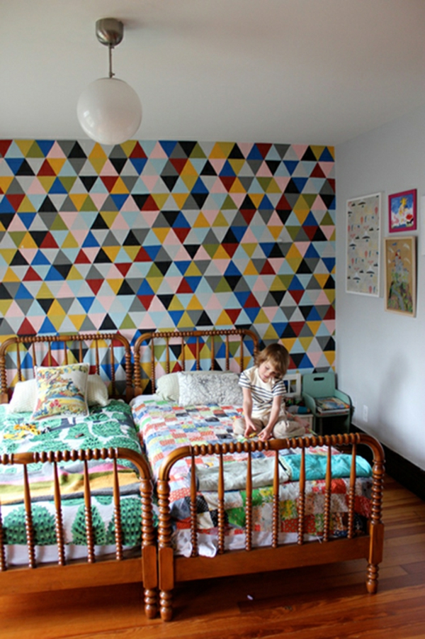 детска стая с оригинален стенен дизайн - цветна цветова схема