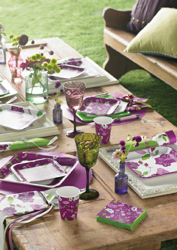 ljubičasta i zelena dekoracija stolova za zabavu