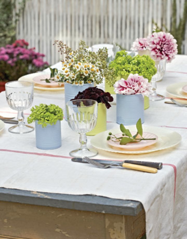 pöydän koristelu kevät - monet kukat