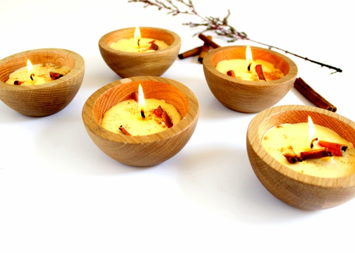 Дървени свещници, ароматизирани свещи, канела, привеждане на есенното настроение вкъщи, есенни нюанси