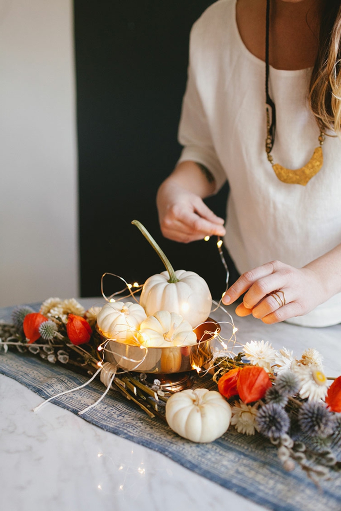 направете есенни декорации на масата, малки бели тикви и сухи цветя, идеи за домашен любимец, които да имитират