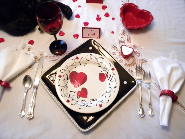 decoración de la mesa corazones de la boda en la placa