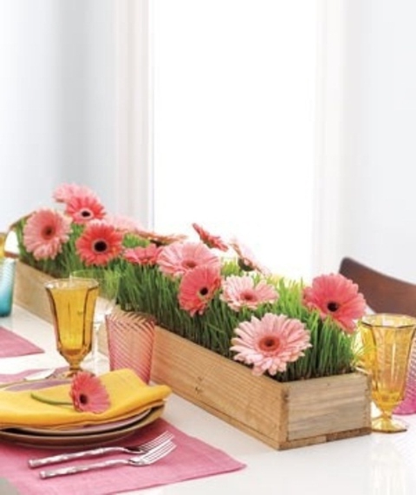 kaunis pöydän koristelu - värikkäitä kukkia puulaatikossa