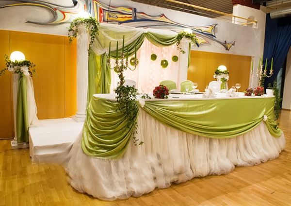 сватбена маса декорация зелени елементи