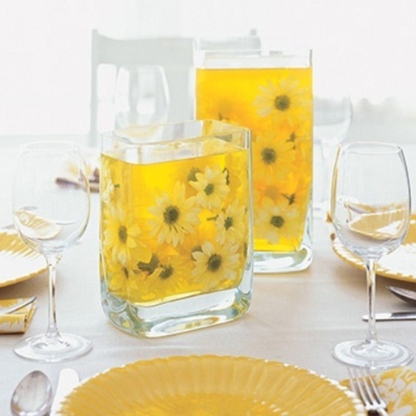 stol prekrasan ukrašavanja vaza s cvijećem - žuta boja bijela stolnjak