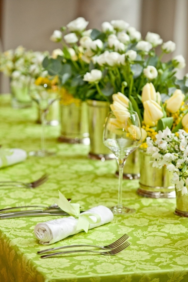 vihreä huopa ja monet vaaleat kukat nykyaikaiseen pöytäkoristeluun