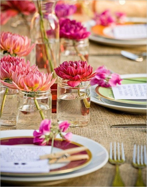 tanjur s ukrasima i šarenim cvjetovima u čašama za originalni ukras stolova