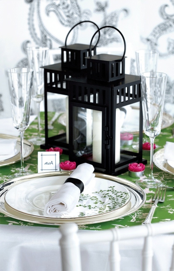 valssattuja lautasliinoja ja isoja kynttilänjalkoja mustaan ​​erittäin moderniin pöydän koristeluun