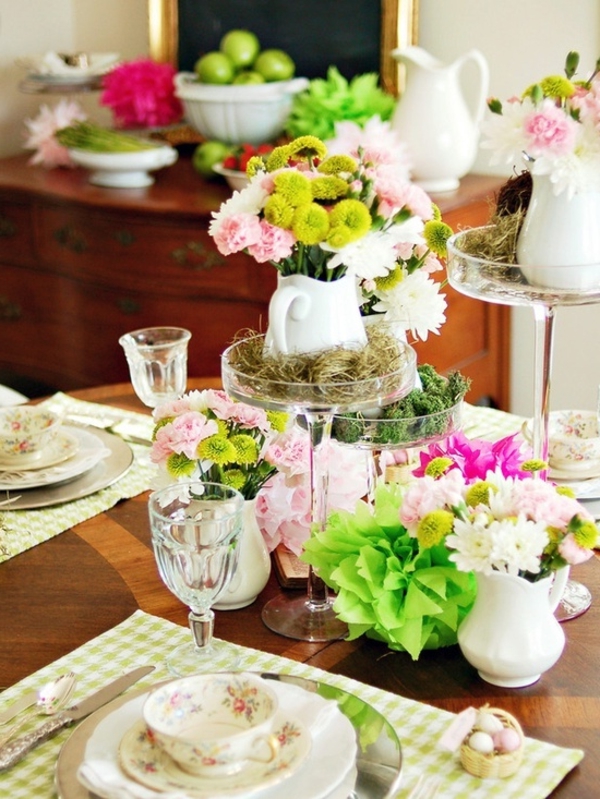 Ukrasite stol sa staklenim vazama i mnogim cvjetnim cvjetovima