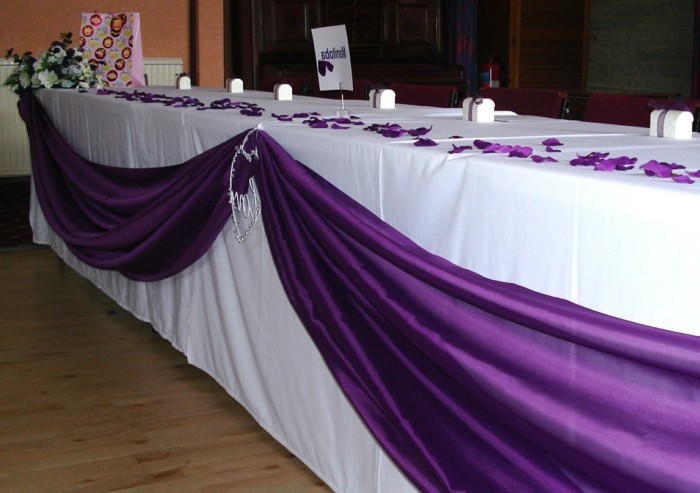 tischdeko-violetti-kaunis näköisiä violetti koristelu
