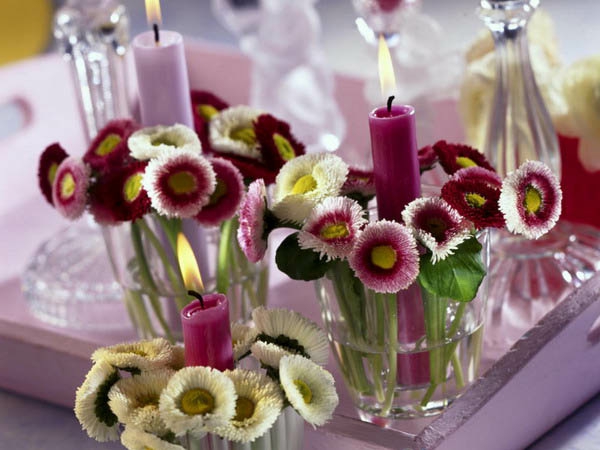 stolni ukras - s cvijećem i svijećama - elegantan dizajn