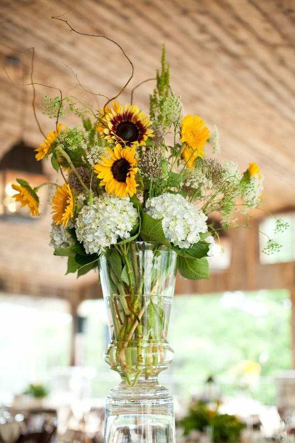 tischdeko-مع الزهور الجميلة والأصفر، زهرة ترتيبات في الأصفر