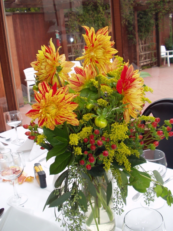 декорация на маса с червени и жълти цветя