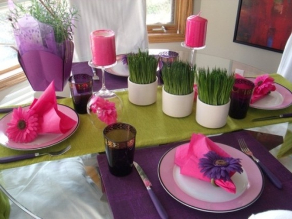 super lijep ukras stolova - ljubičaste i ružičaste nijanse i zelene ureene biljke