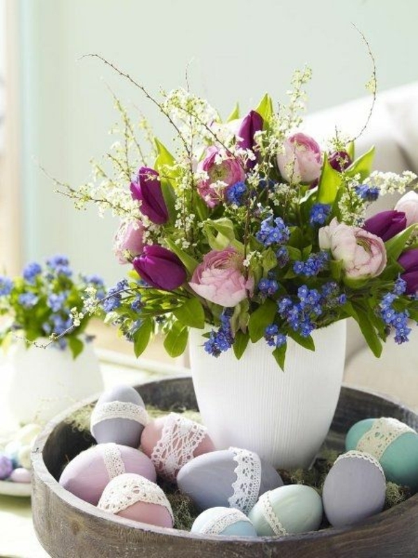 Tischdeko-de-primavera-ideas-para-Pascua decoración de la mesa - flores y huevos