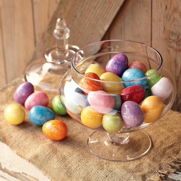 Tischdeko-de-primavera-ideas-para-Pascua decoración de la mesa-con-huevos de colores