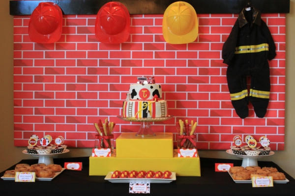 tischdekoration-for-a-lapsi syntymäpäivä osapuolen deco fire man-teema