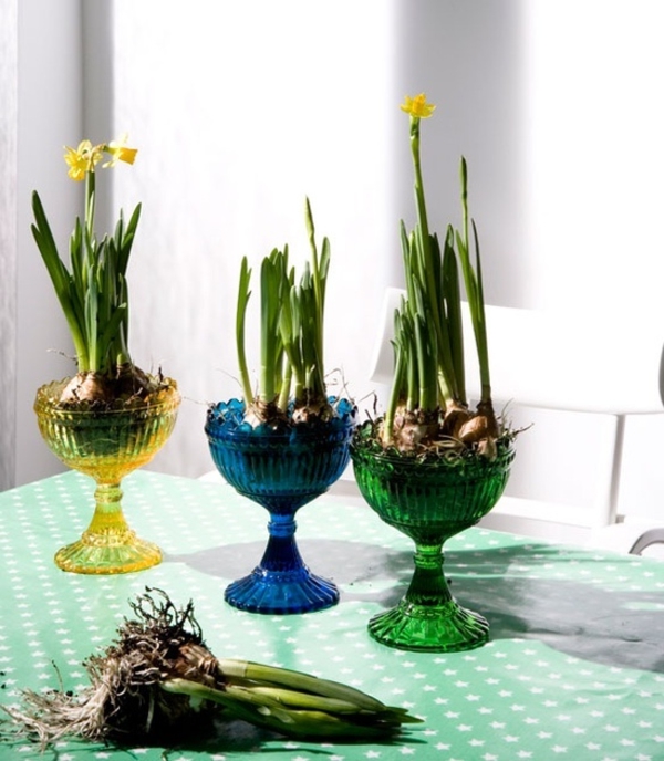 décoration de table avec des vases et des racines de couleur de verre