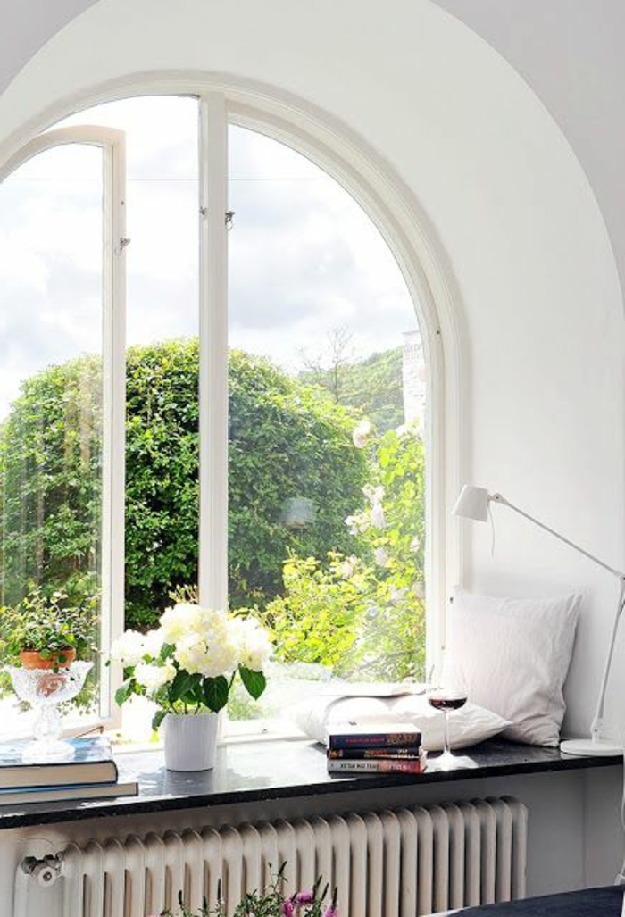 Svjetiljka jastuka i posuda za cvijeće na prozorčiću