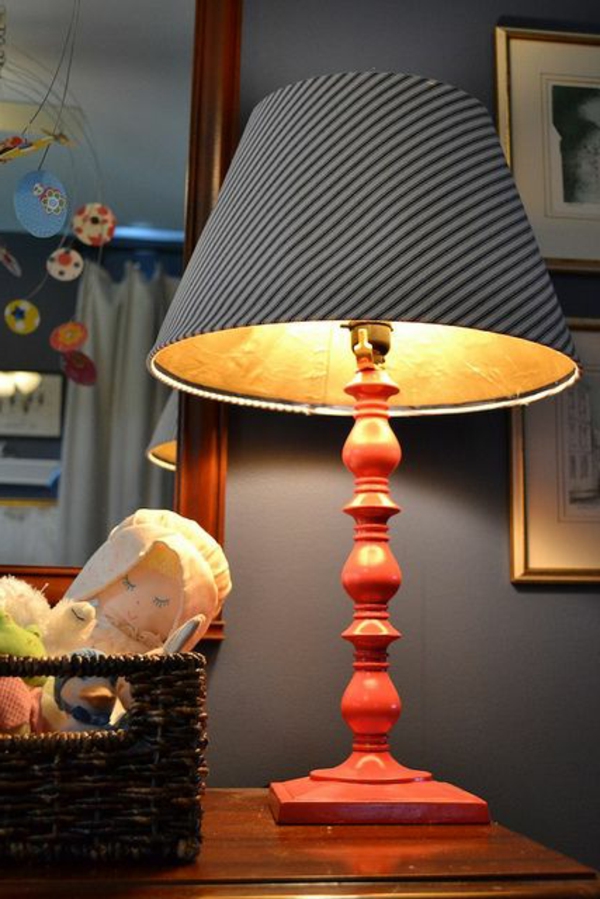 espejos, juguetes y una interesante lámpara de mesa hecha en casa