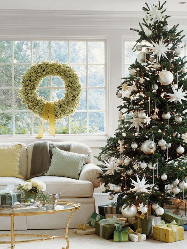كبيرة شجرة عيد الميلاد تزيين في وايت